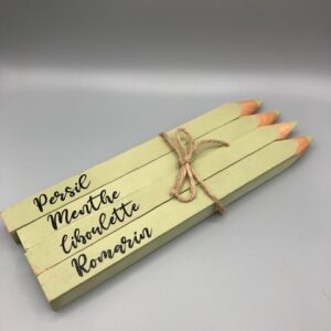 étiquette plante aromatique en forme de crayon idee cadeau pour le jardin en bois