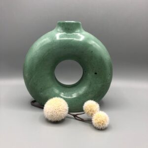 vase objet de decoration en beton vert fait main en forme de beignet